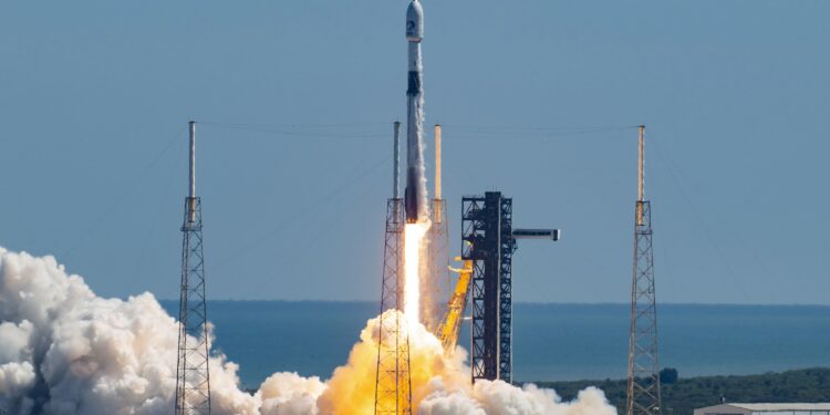SpaceX alcanzó los 700 lanzamientos de la familia Falcon y completó la nueva constelación de comunicaciones de la empresa europea SES. Crédito: SpaceX.