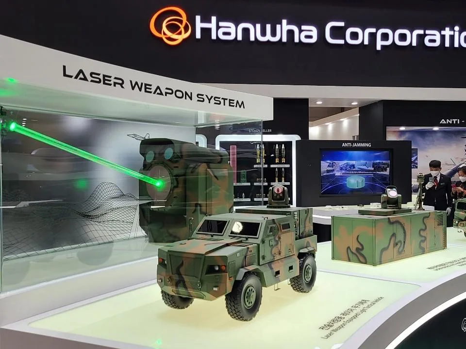 Hanwha Systems presentó su nuevo Laser Armored Vehicle en MSPO 2026, la feria internacional de defensa que comenzó este 8 de septiembre en Kielce, Polonia.
