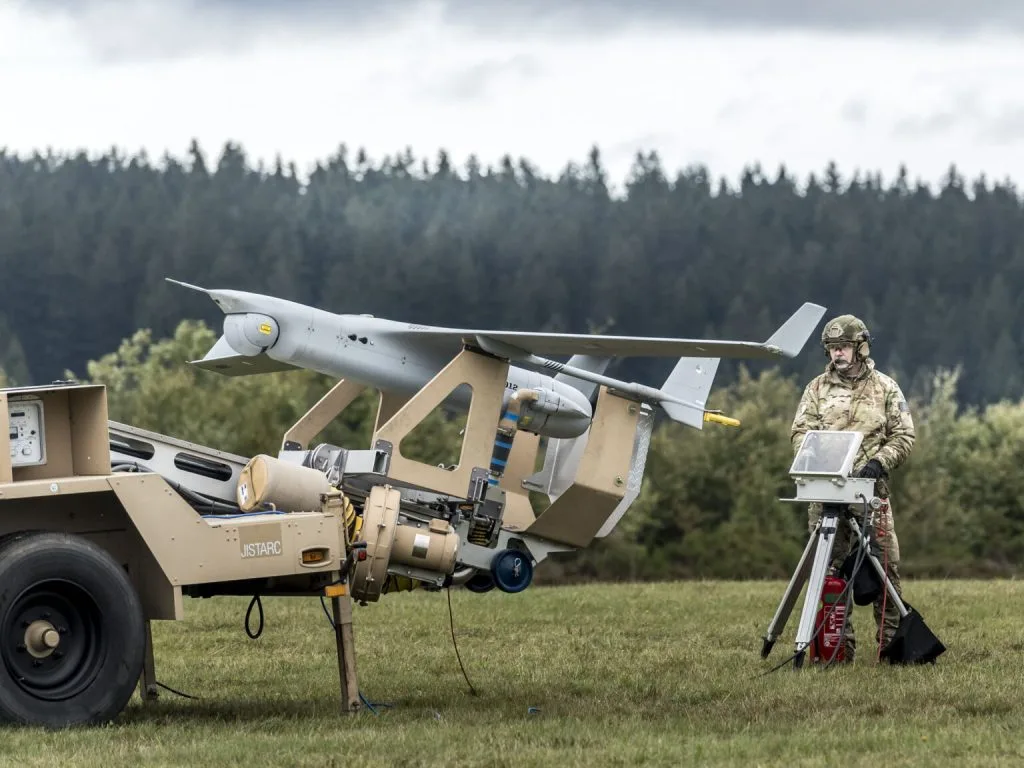 El dron Integrator puede operar sin pista, mediante lanzamiento por riel y recuperación con el sistema SkyHook, o con el kit FLARES para despegue y recuperación vertical. Crédito: Boeing Insitu.