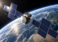 La sonda JUICE de la Agencia Espacial Europea (ESA) pasó a solo 8.640 km de la Tierra y aumentó su velocidad a 3.500 m/s rumbo a Júpiter.