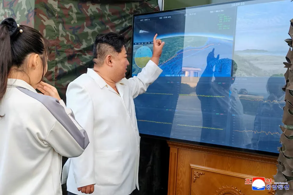 Kim Jong Un, acompañado por su hija Kim Ju Ae, asiste a una prueba de un nuevo tipo de arma, en Corea del Norte, el 20 de septiembre de 2026. Crédito: KCNA.