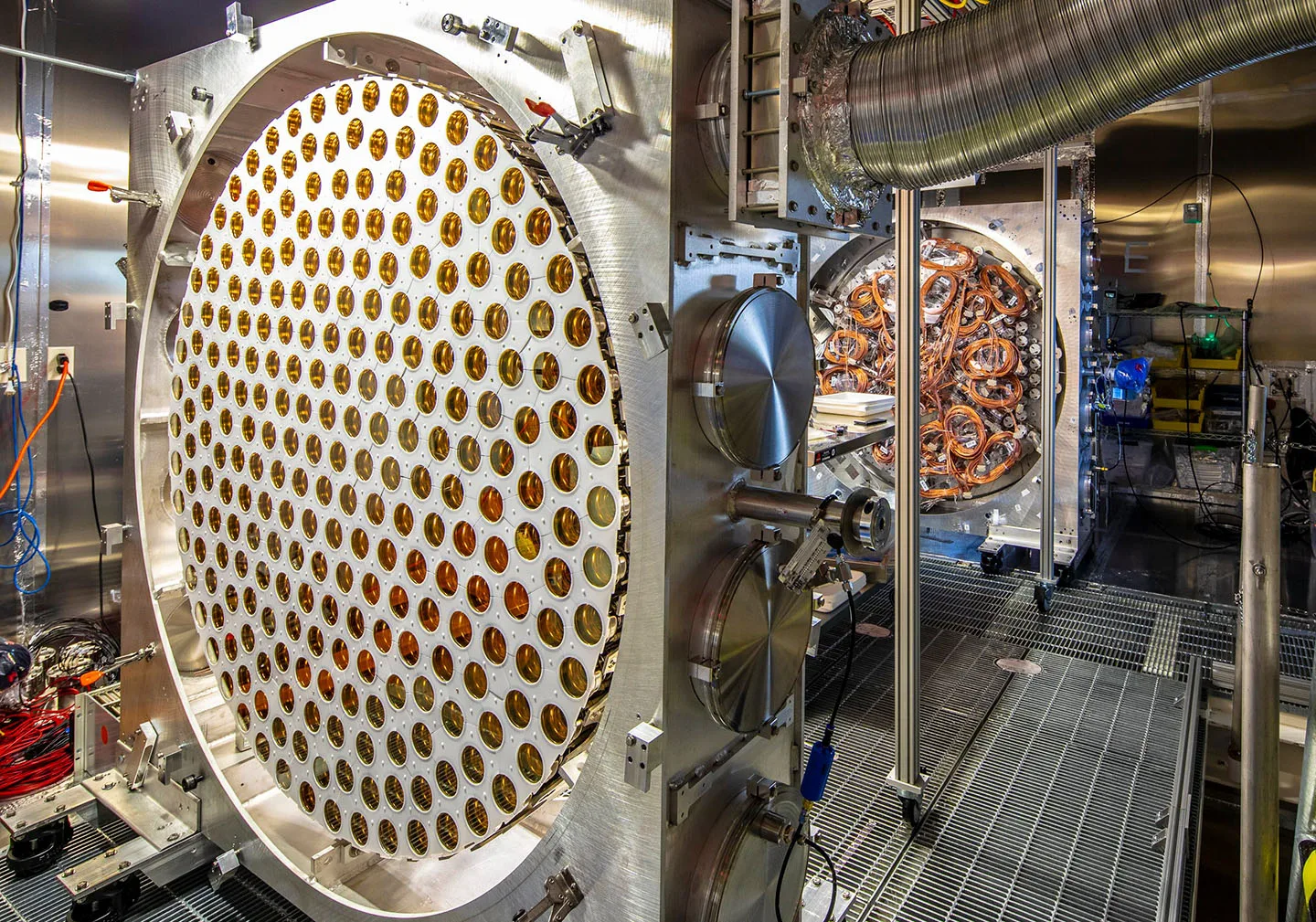 LUX-ZEPLIN (LZ) es un experimento subterráneo en Estados Unidos diseñado para detectar posibles partículas de materia oscura mediante sus raras interacciones con átomos de xenón líquido.