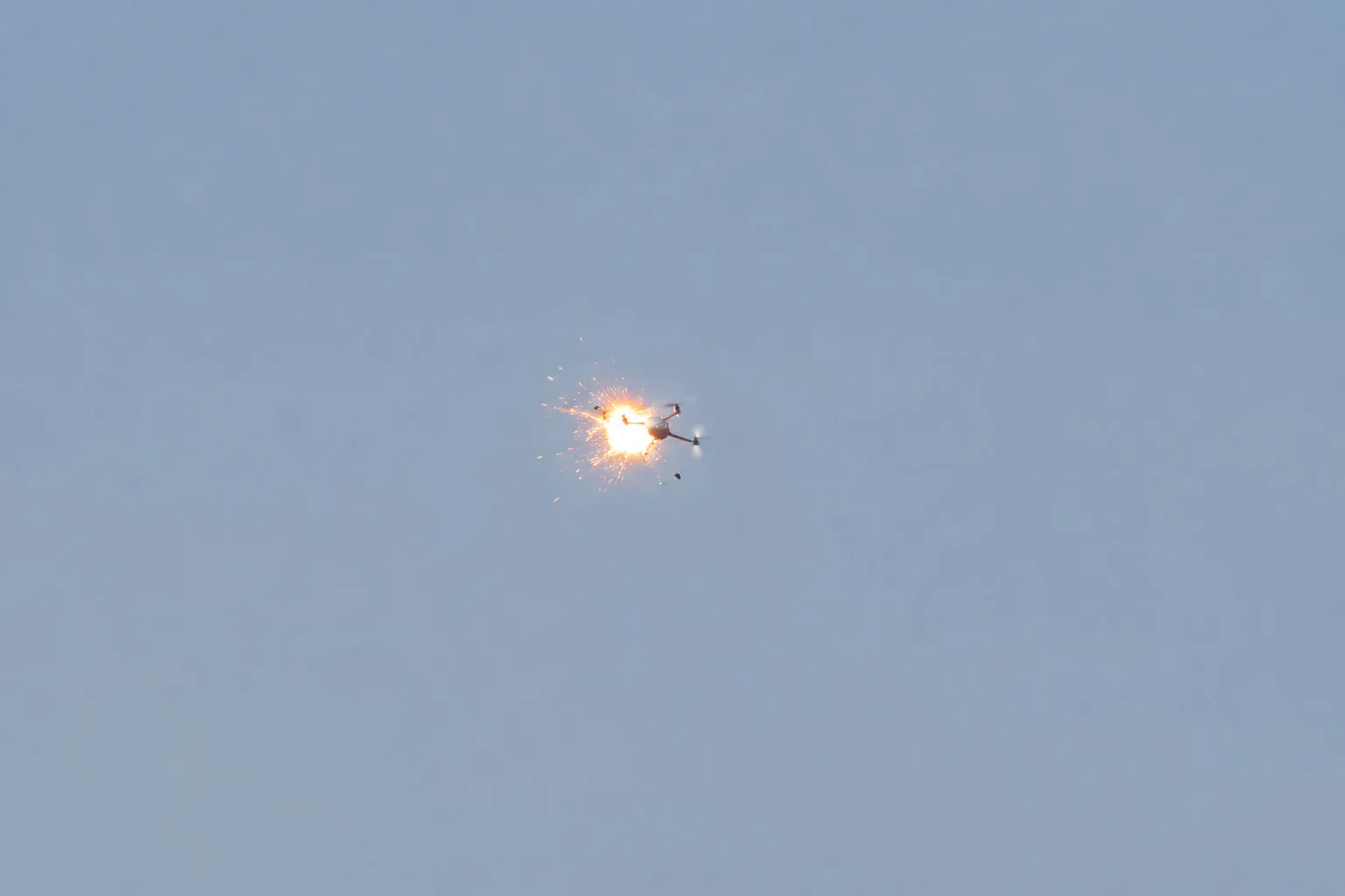 Ensayos del sistema anti-drones de Estados Unidos con drones pequeños.