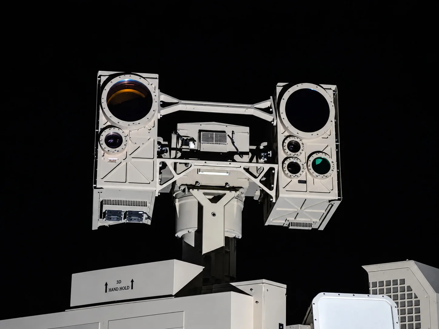Estados Unidos comenzó a utilizar de forma operativa el Army Multi-Purpose High Energy Laser (AMP-HEL), un láser de la familia LOCUST de AeroVironment montado sobre un vehículo militar.