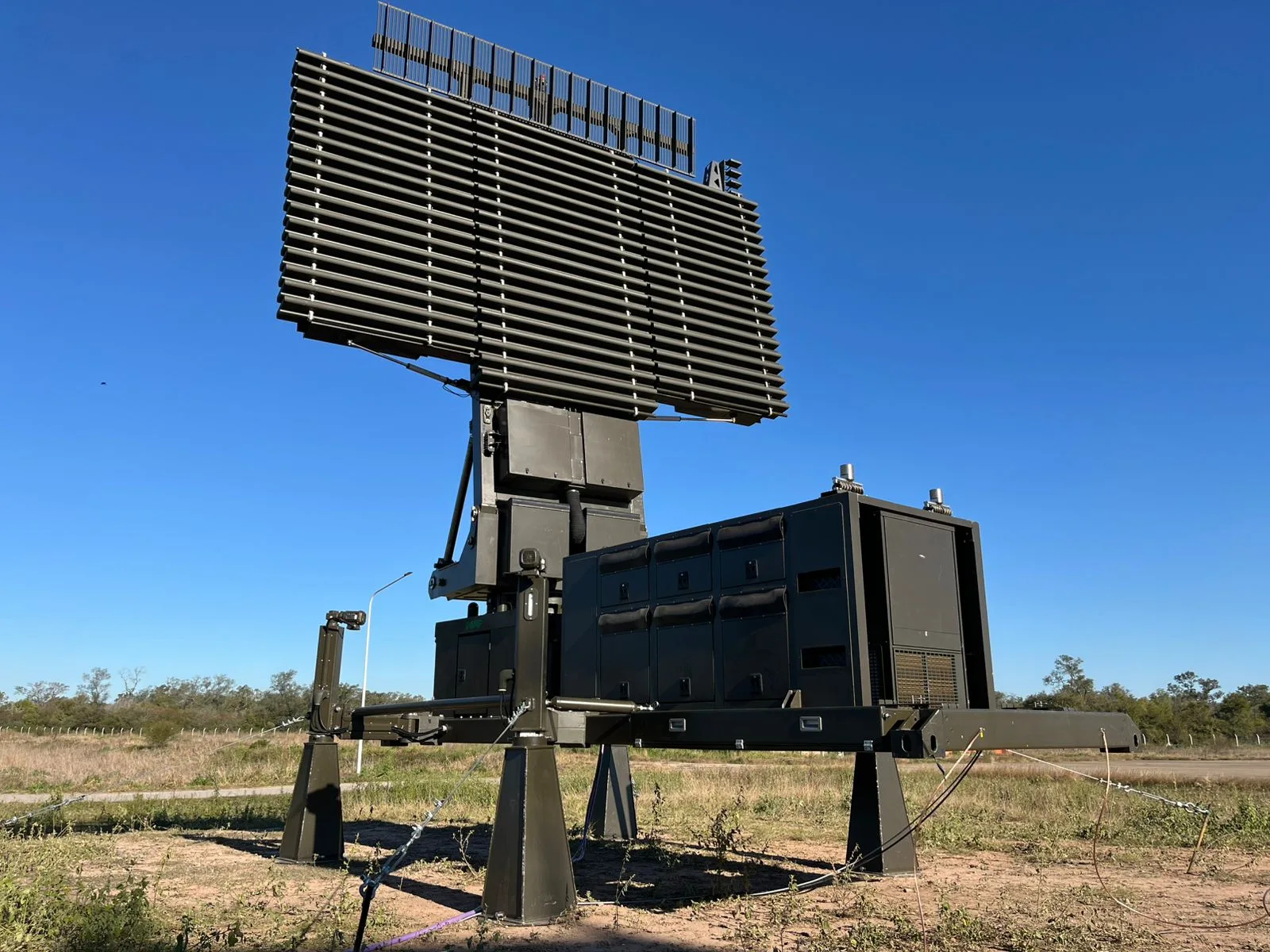 El nuevo radar RPA-200M producido por INVAP para el Ejército Argentino hizo su debut operacional en el Ejercicio Libertador, en agosto de 2025. Crédito: Zona Militar.