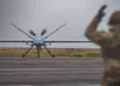 El Sargento de la Fuerza Aérea de los EE. UU., Michael Wirt, jefe de tripulación del Escuadrón de Mantenimiento de Aeronaves 147, guía un dron MQ-9 Reaper asignado a la 147ª Ala de Ataque de la Guardia Nacional Aérea de Texas, en la Base Aérea de Keflavík, Islandia, durante el ejercicio Northern Viking 26, el 21 de agosto de 2026.