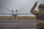 El Sargento de la Fuerza Aérea de los EE. UU., Michael Wirt, jefe de tripulación del Escuadrón de Mantenimiento de Aeronaves 147, guía un dron MQ-9 Reaper asignado a la 147ª Ala de Ataque de la Guardia Nacional Aérea de Texas, en la Base Aérea de Keflavík, Islandia, durante el ejercicio Northern Viking 26, el 21 de agosto de 2026.