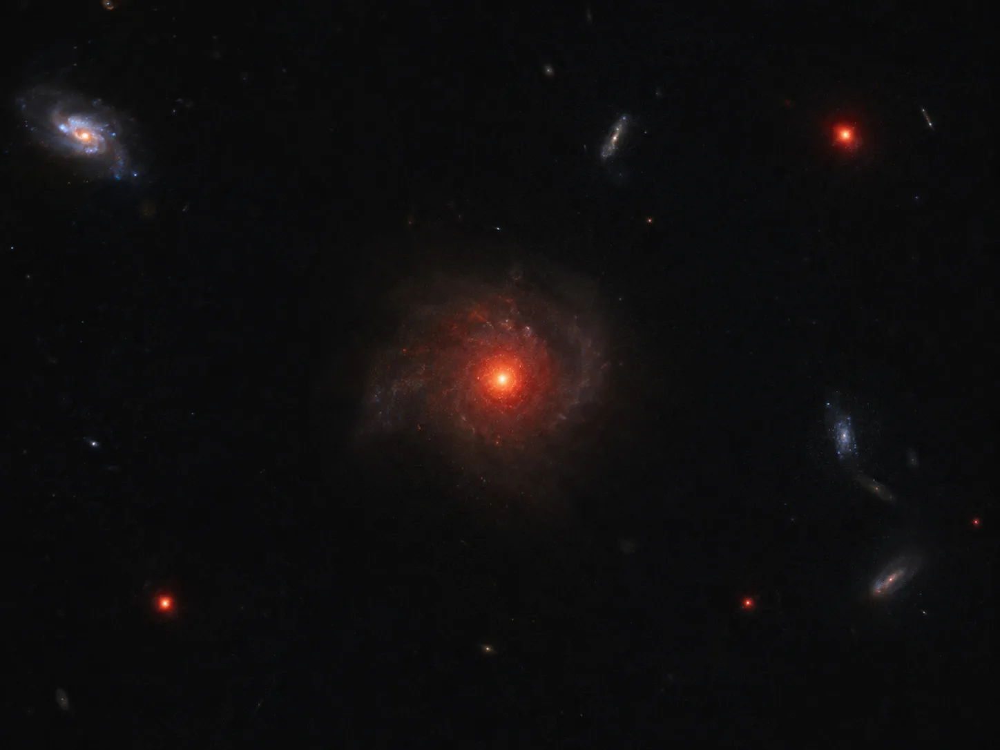 El telescopio espacial James Webb (JWST) permitió obtener nuevas pistas sobre la naturaleza de los llamados “little red dots” o pequeños puntos rojos.