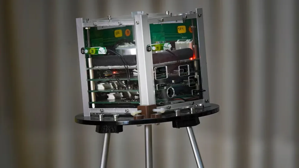 El Evaluador Tecnológico NanoSat (ETNS) es el primer nano satélite desarrollado por el Ejército Argentino junto al Instituto de Investigaciones Científicas y Técnicas para la Defensa (CITEDEF).