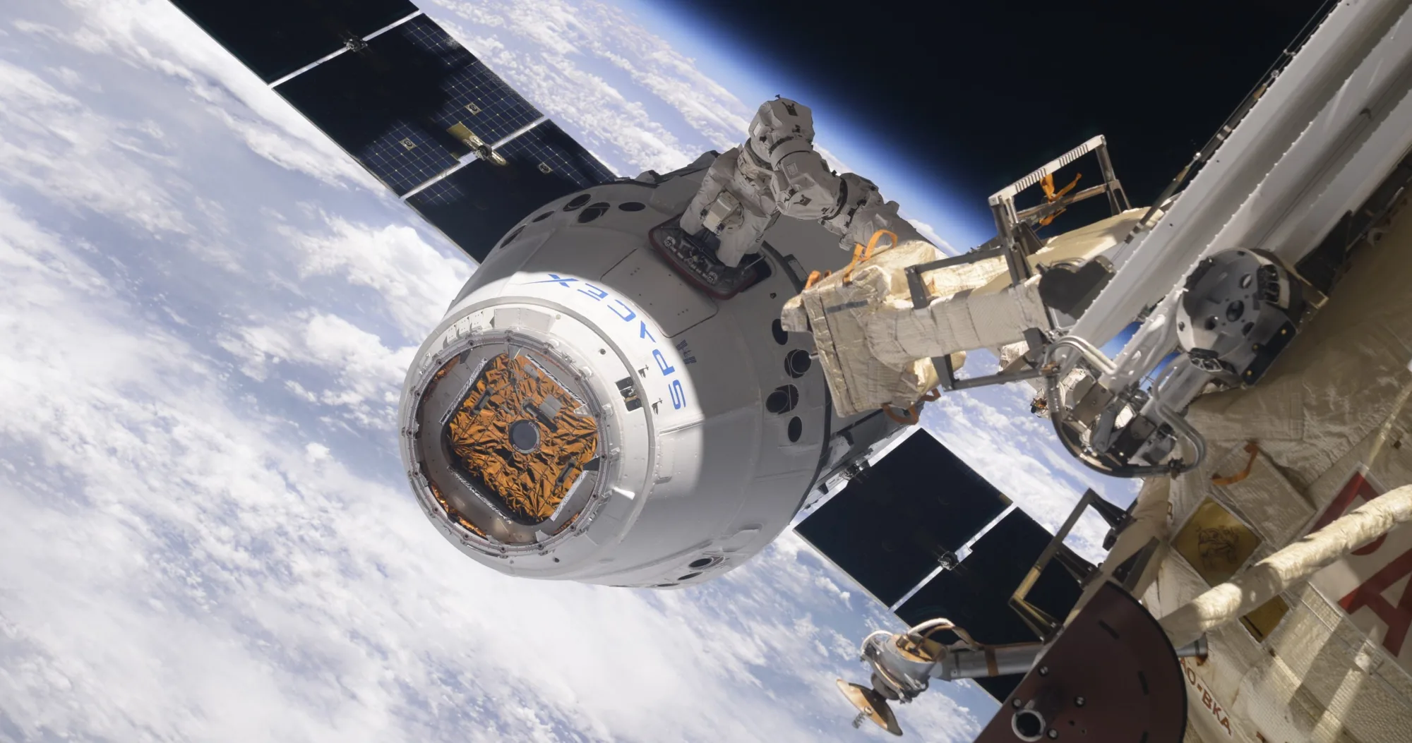 La cápsula Dragon se acopla automáticamente a un puerto de la ISS mediante su sistema de guiado, navegación y control, que alinea la nave y completa la unión mecánica y hermética con la estación.