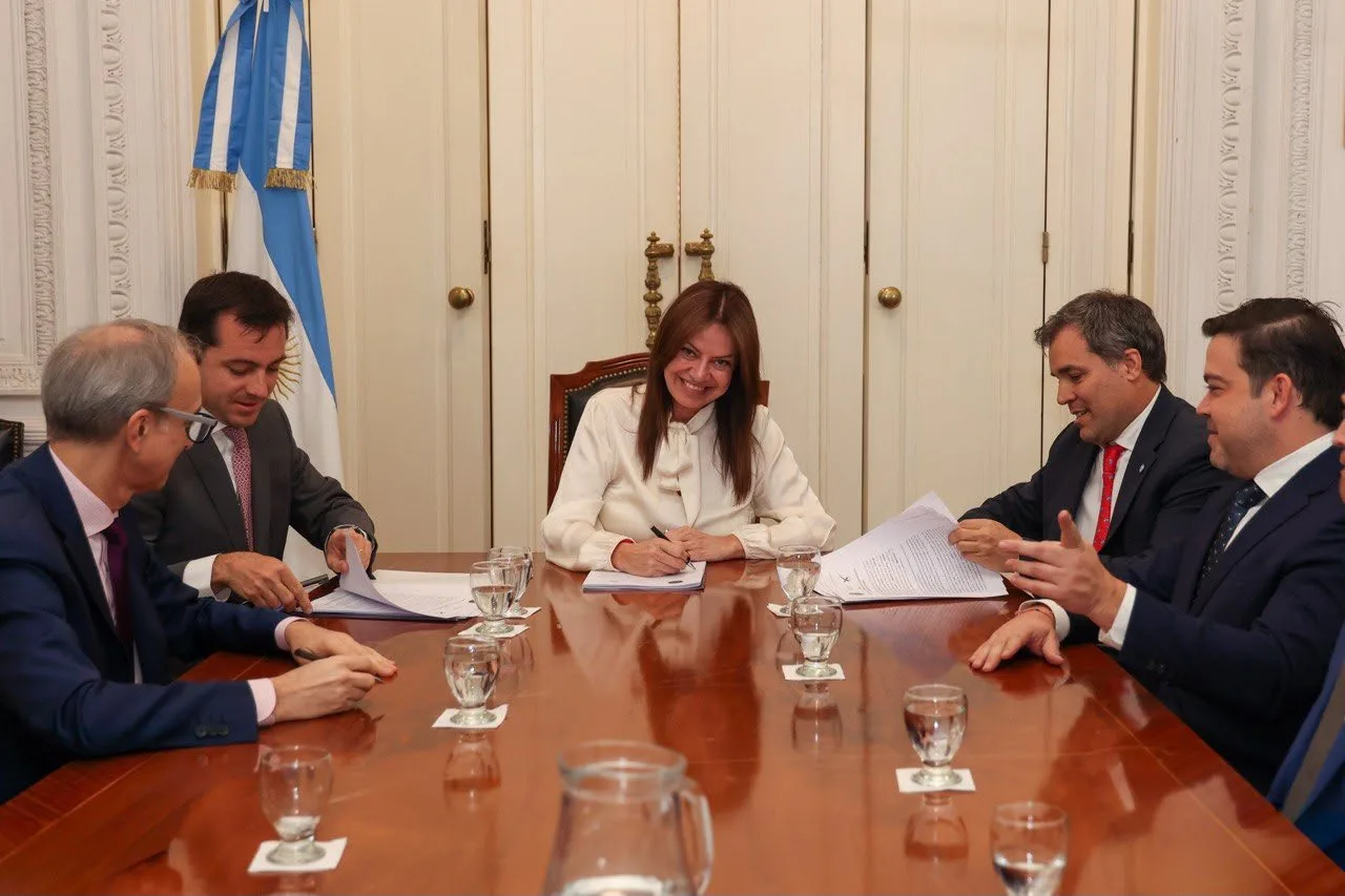 La ministraSandra Pettovello firmó un convenio entre Capital Humano, ENACOM y STARLINK para la provisión de 6.000 terminales para internet satelital en escuelas rurales.