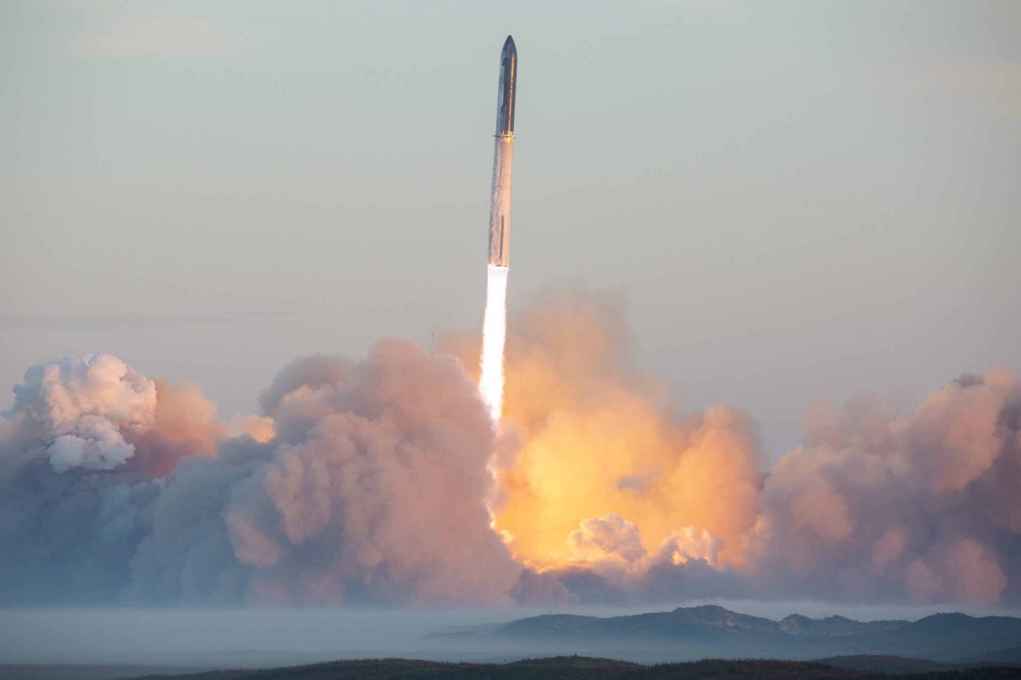 El Flight 13 de Starship se llevó a cabo el 24 de julio de 2026, desde Starbase, Texas, y tuvo un éxito parcial.