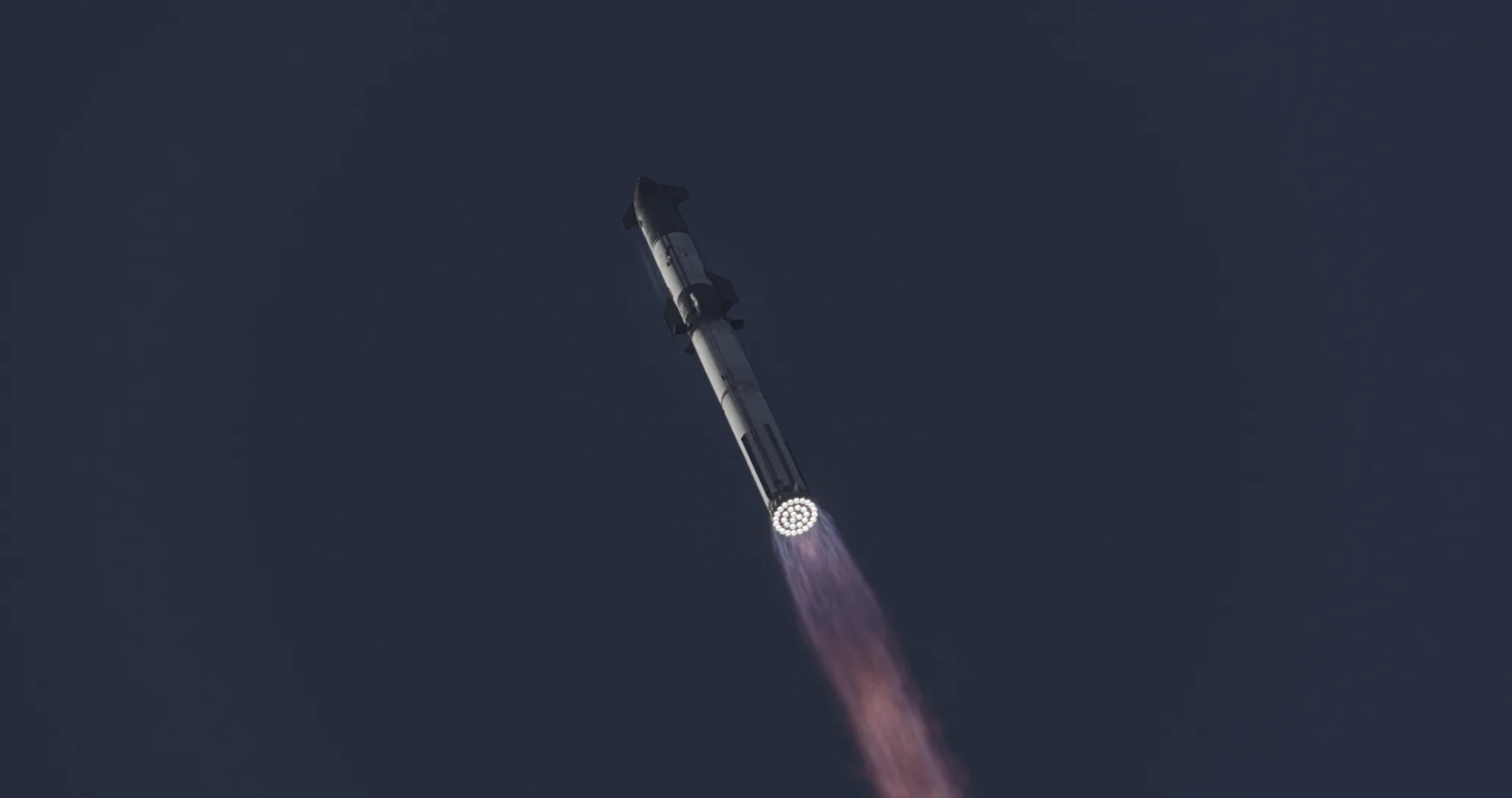 Durante el Flight 13, Starship desplegó por primera vez 20 satélites Starlink V3, reencendió un Raptor en vuelo y completó su reentrada y amerizaje. Entre tanto, el Super Heavy sufrió una falla durante la maniobra final de descenso. Crédito: SpaceX.