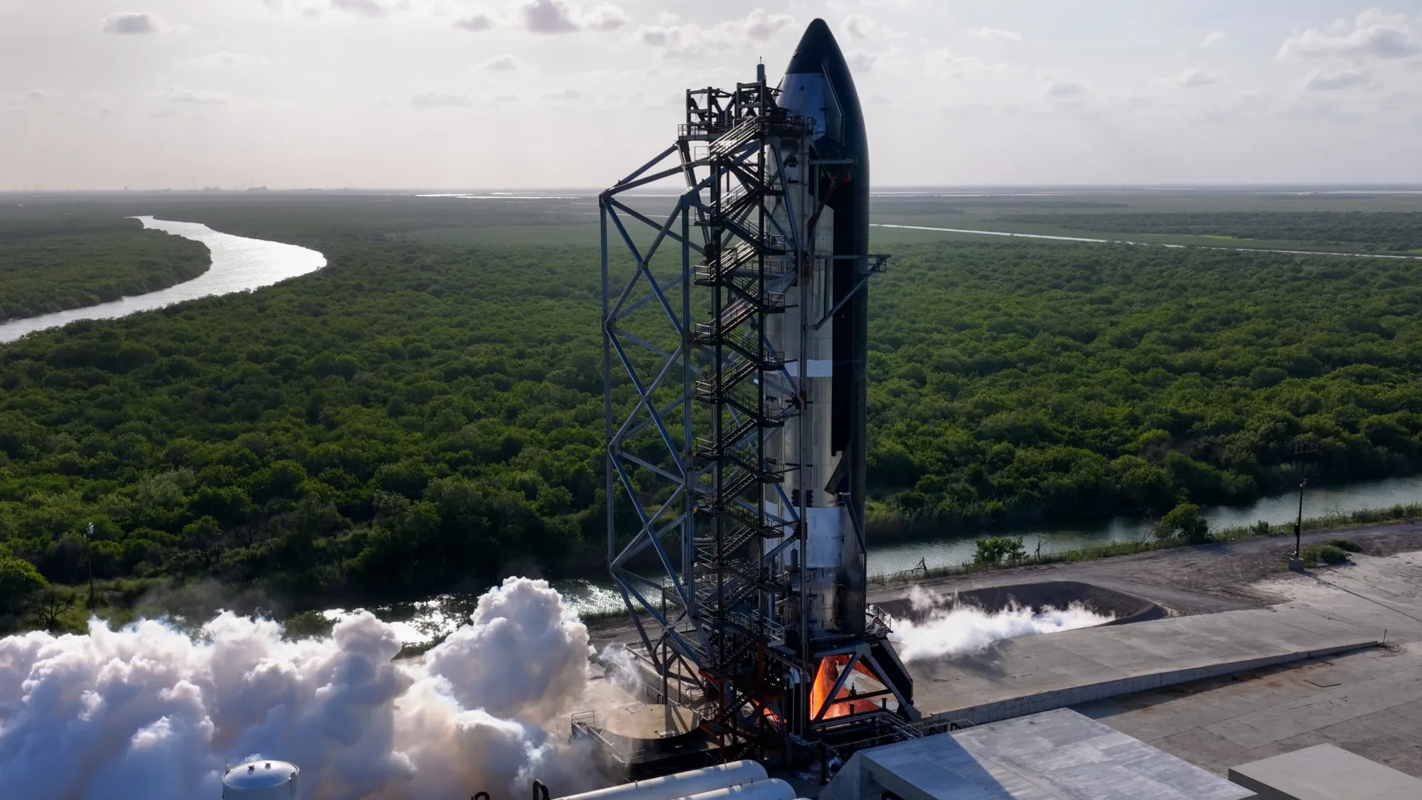 Ensayo de encendido estático de la nave Ship 41, que volará en el Flight 14 de Starship. Crédito: SpaceX.