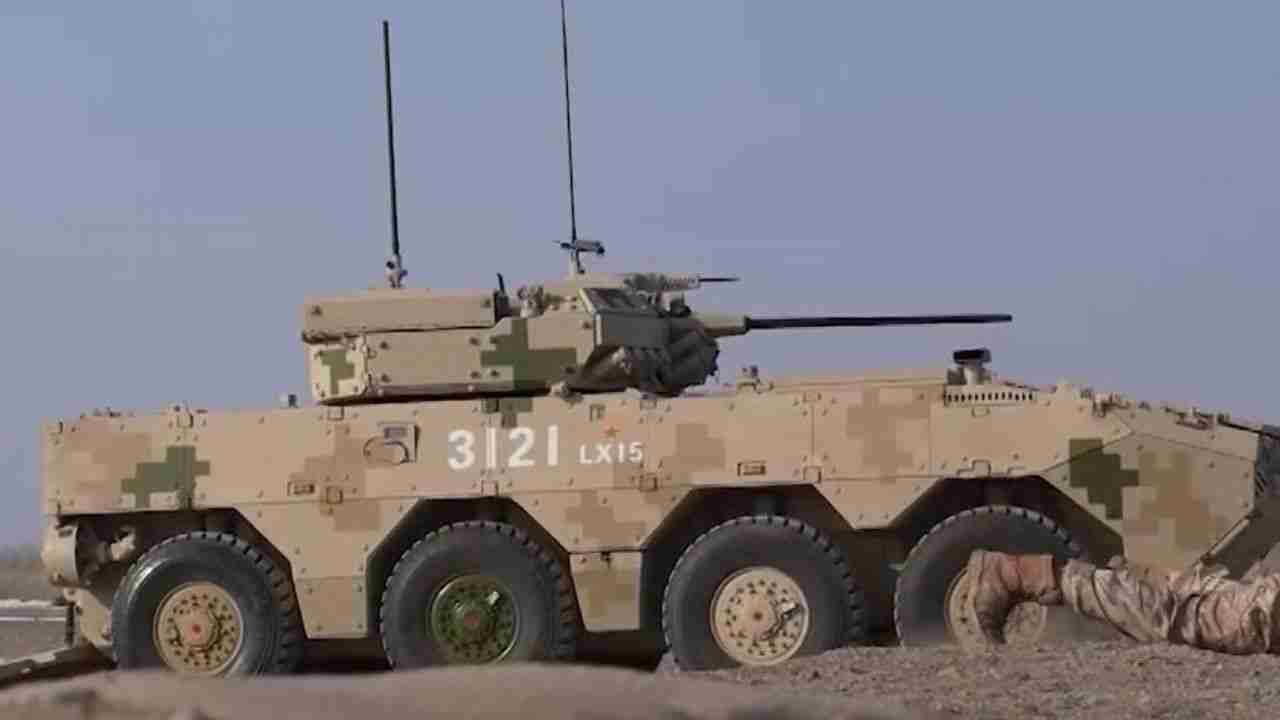 Recientemente comenzaron a difundirse en redes sociales imágenes de una nueva variante de un vehículo blindado 8x8 chino equipada con lo que parece ser un arma láser montada sobre la torre.