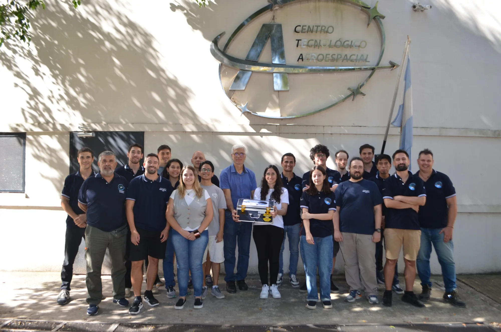 El USAT-1 fue desarrollado por estudiantes, becarios, docentes e investigadores de la Facultad de Ingeniería a través del Centro Tecnológico Aeroespacial (CTA) y el grupo de Sistemas Electrónicos de Navegación y Telecomunicaciones (SENyT). Crédito: UNLP.