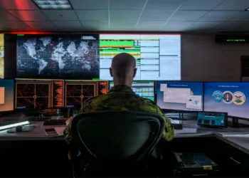 Miembros de las Fuerzas Armadas supervisan el centro de computación de la Estación de la Fuerza Espacial de Cheyenne Mountain, en Colorado Springs