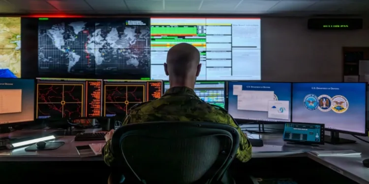 Miembros de las Fuerzas Armadas supervisan el centro de computación de la Estación de la Fuerza Espacial de Cheyenne Mountain, en Colorado Springs