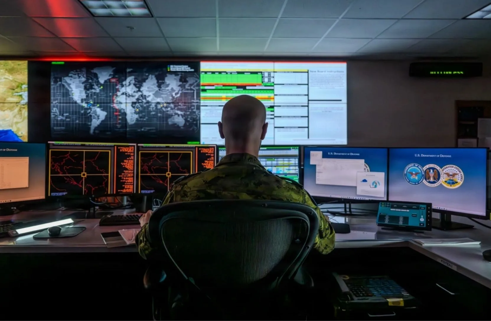 Miembros de las Fuerzas Armadas supervisan el centro de computación de la Estación de la Fuerza Espacial de Cheyenne Mountain, en Colorado Springs