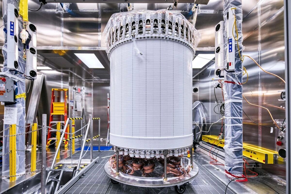 LUX-ZEPLIN (LZ) es un experimento subterráneo en Estados Unidos diseñado para detectar posibles partículas de materia oscura mediante sus raras interacciones con átomos de xenón líquido.