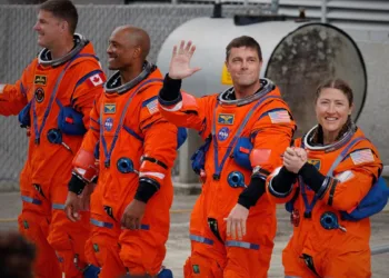 Después de ser los primeros en viajar a la Luna en más de 50 años, los 4 astronautas de Artemis II se retiran.