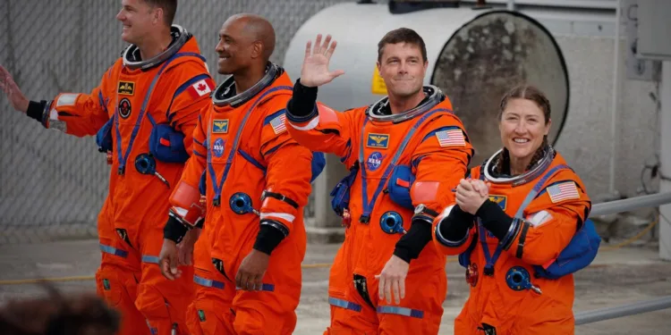Después de ser los primeros en viajar a la Luna en más de 50 años, los 4 astronautas de Artemis II se retiran.