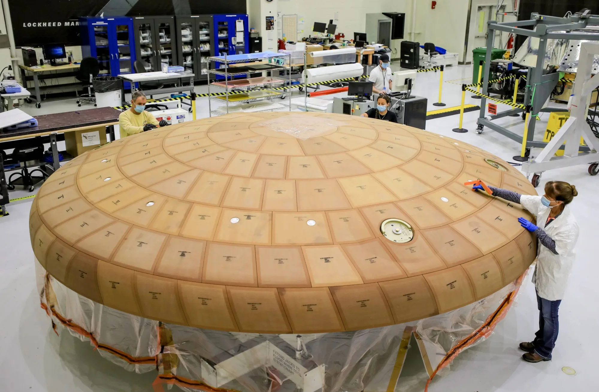 El escudo térmico de Orión utiliza losetas del material ablativo Avcoat para proteger a su tripulación durante la reentrada a través de la atmósfera terrestre. Crédito: NASA/ Isaac Watson.