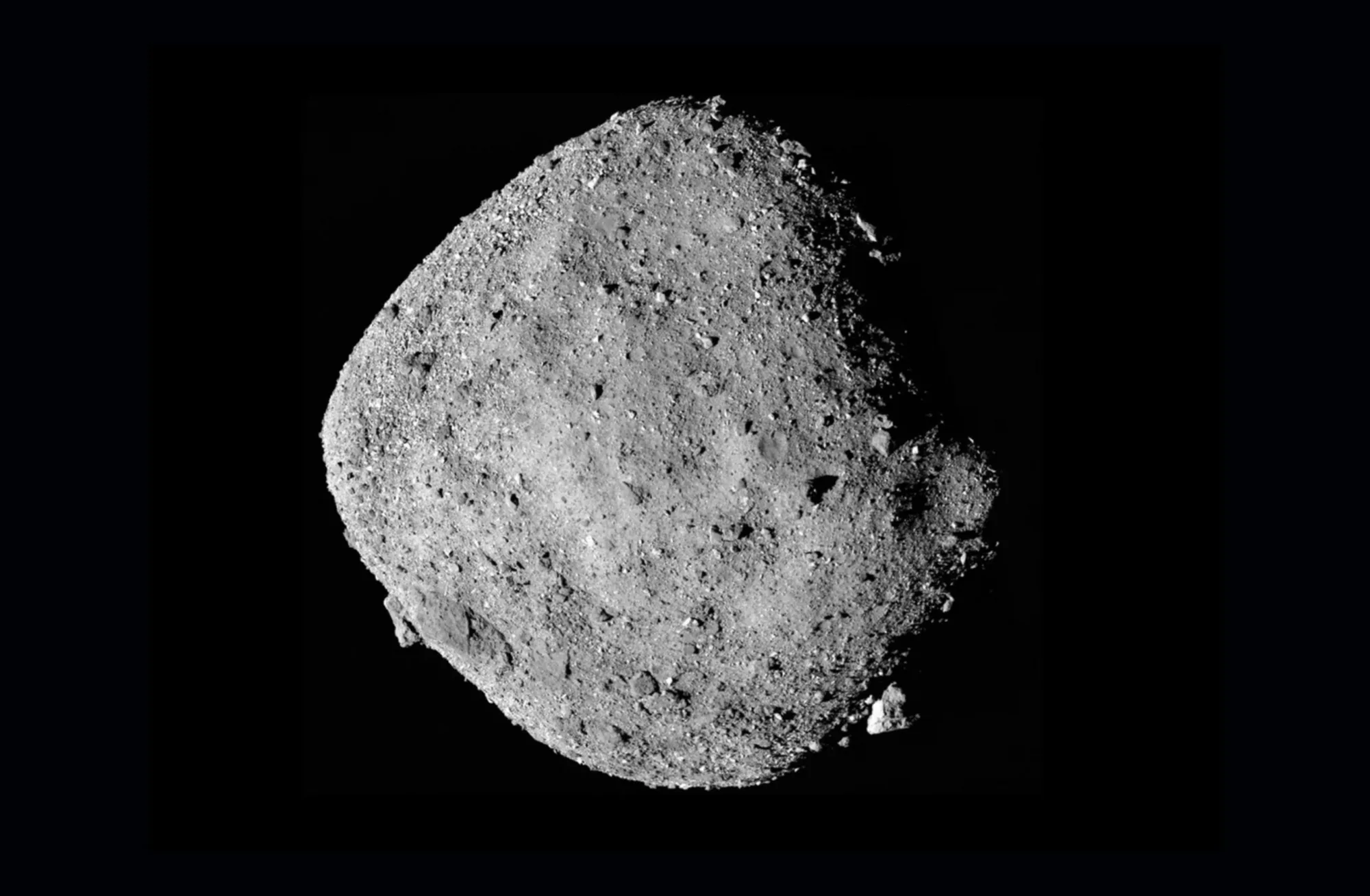 Bennu es un asteroide rico en carbono, de unos 500 metros de diámetro, que gira alrededor del Sol en una órbita que se aproxima a la de la Tierra. Se formó por la acumulación de fragmentos de un asteroide más grande, destruido por colisiones.