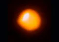 ALMA detectó cómo una estrella oculta está deformando la atmósfera de Betelgeuse, una de las estrellas más grandes del cielo. Crédito: European Southern Observatory (ESO).