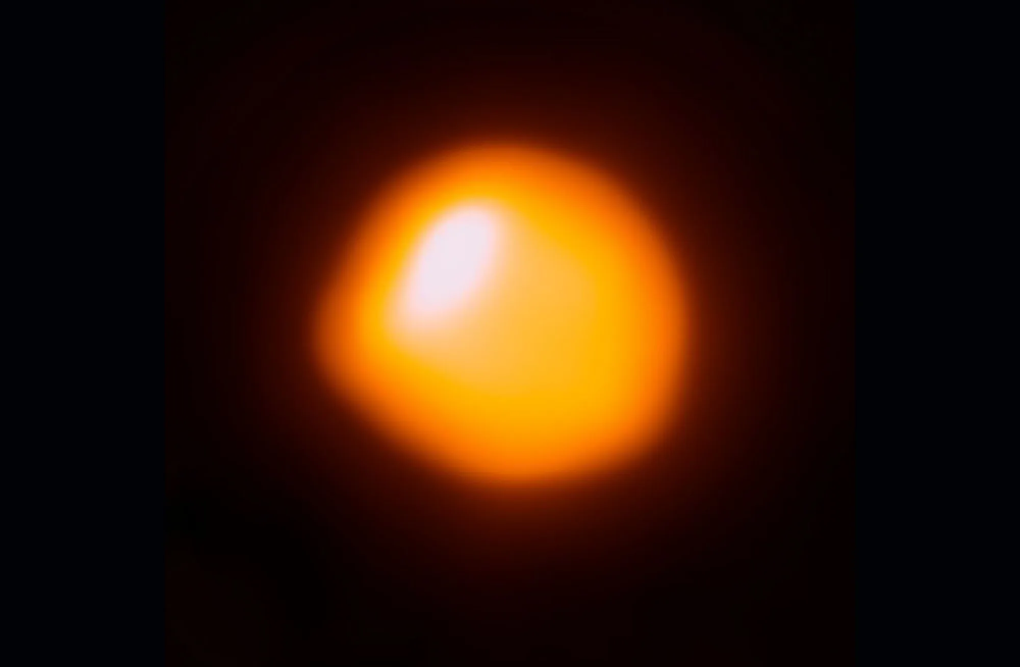 ALMA detectó cómo una estrella oculta está deformando la atmósfera de Betelgeuse, una de las estrellas más grandes del cielo. Crédito: European Southern Observatory (ESO).
