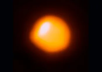 ALMA detectó cómo una estrella oculta está deformando la atmósfera de Betelgeuse, una de las estrellas más grandes del cielo. Crédito: European Southern Observatory (ESO).
