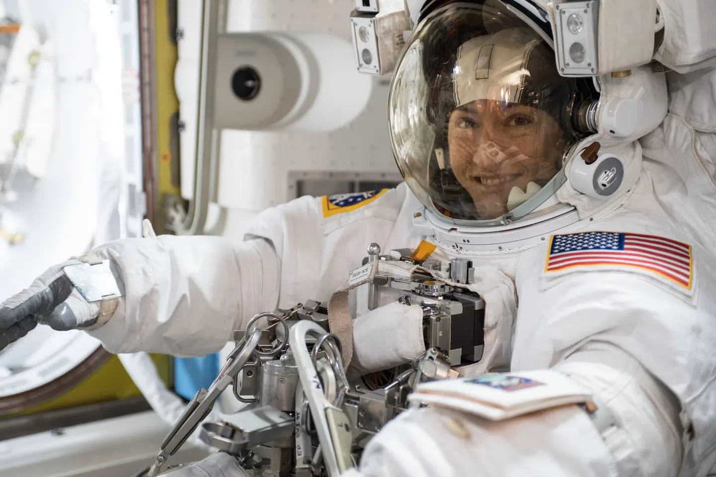 Christina Koch, especialista de misión en Artemis II y primera mujer en viajar a la Luna, será subjefa interina de Ingeniería de la NASA. Crédito: NASA.