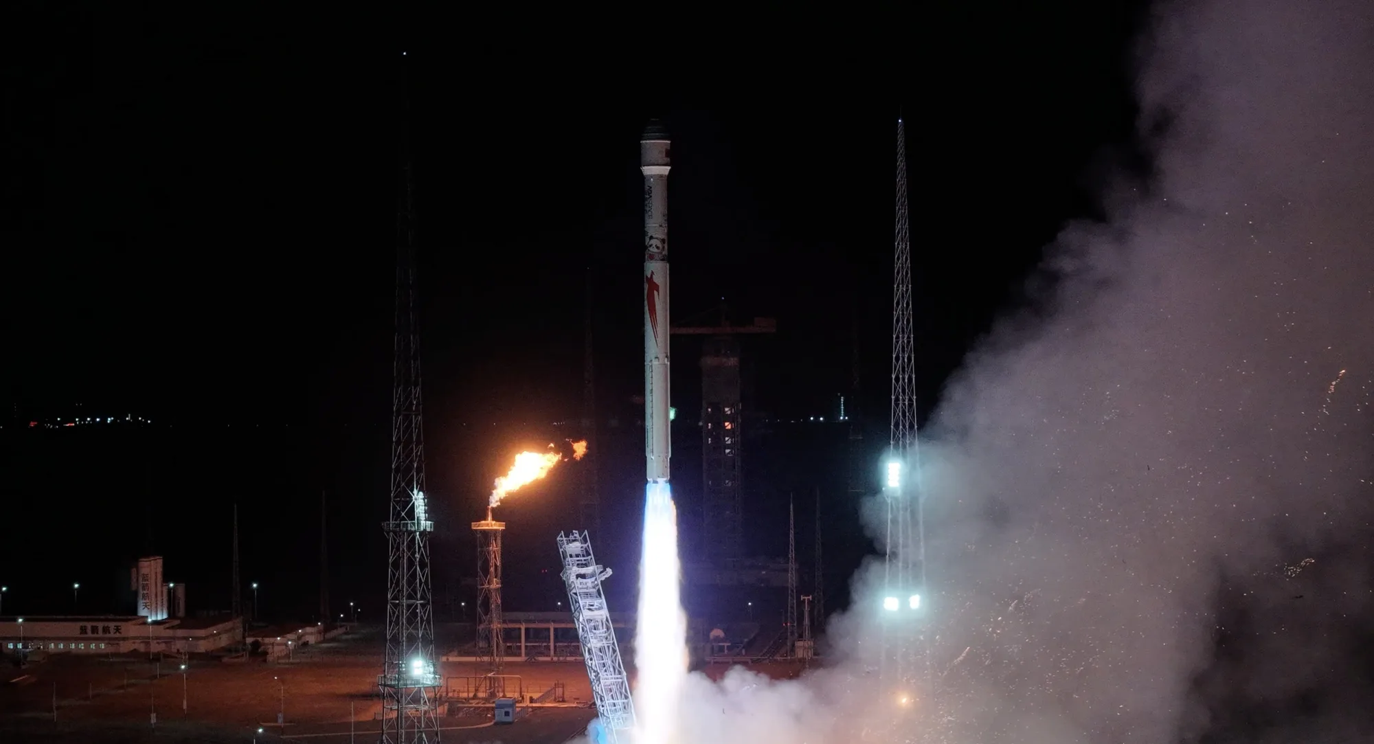 Cohete Zhuque-2E de China lleva 10 satélites al espacio.