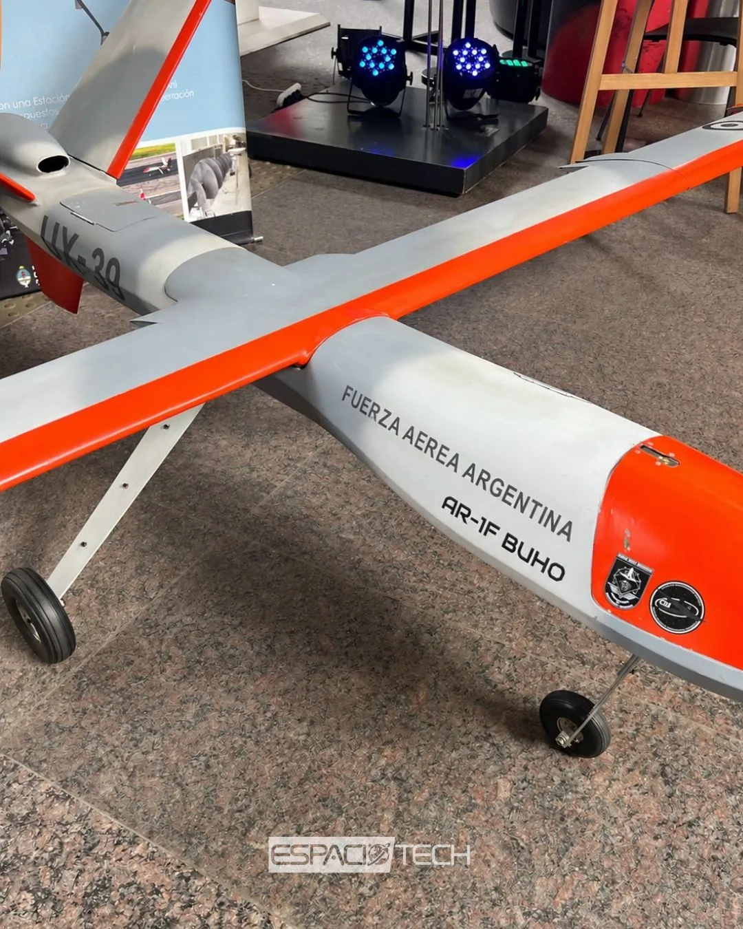 La octava jornada de CTID+I incluyó una exposición de vehículos no tripulados desarrollados en Argentina para la defensa, entre ellos el Búho de la Fuerza Aérea.