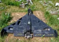Restos de un dron de ataque a reacción tipo Shahed recuperado tras una operación, con partes de su estructura y sistemas internos visibles.