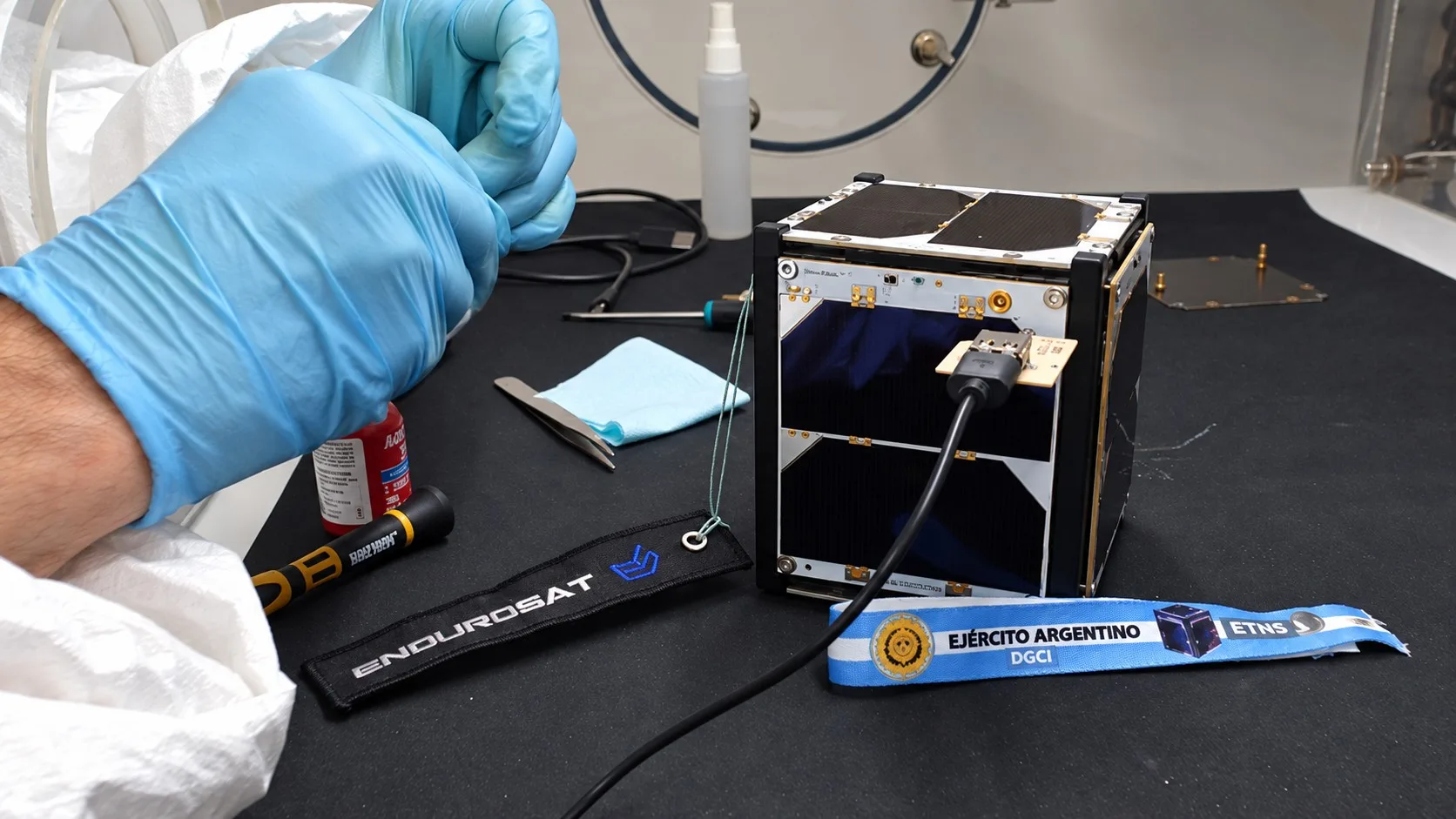 El ETNS es un nanosatélite cuya misión principal es la demostración tecnológica.