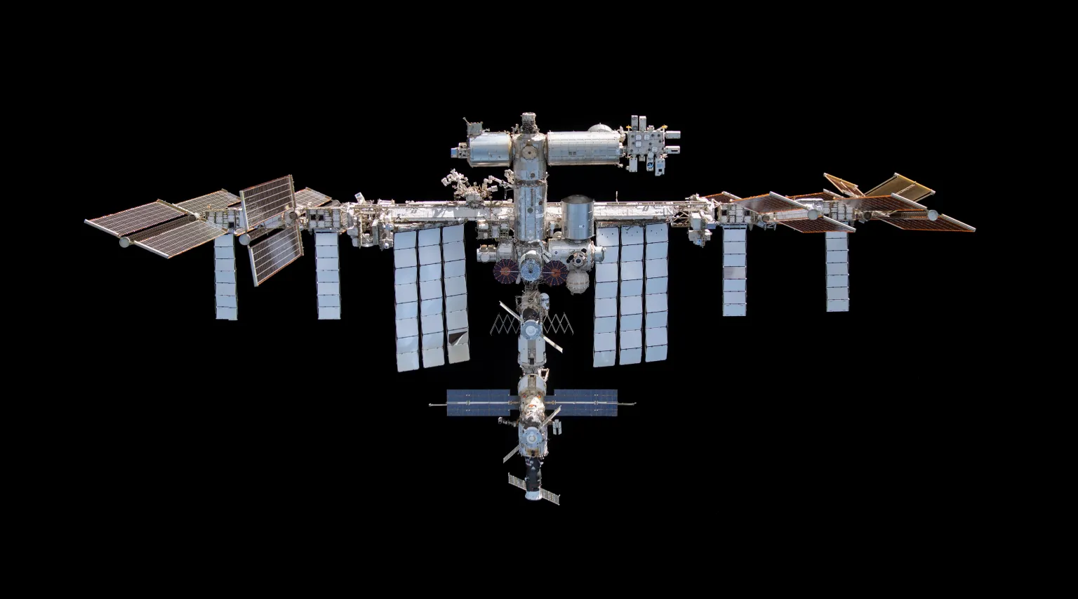 La Estación Espacial Internacional (ISS) obtiene energía eléctrica mediante paneles solares que convierten la radiación del Sol en electricidad. Crédito: NASA.