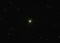 Astrónomos encuentran la primera estrella verde del Universo: está a 280 años luz y su color se debe a restos planetarios.