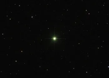 Astrónomos encuentran la primera estrella verde del Universo: está a 280 años luz y su color se debe a restos planetarios.