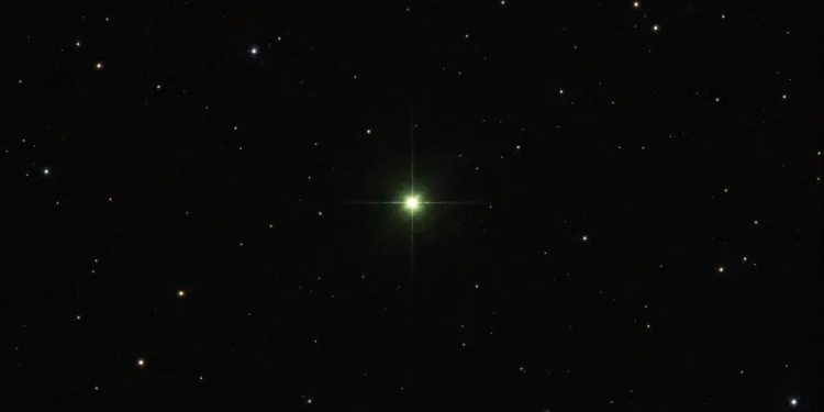 Astrónomos encuentran la primera estrella verde del Universo: está a 280 años luz y su color se debe a restos planetarios.