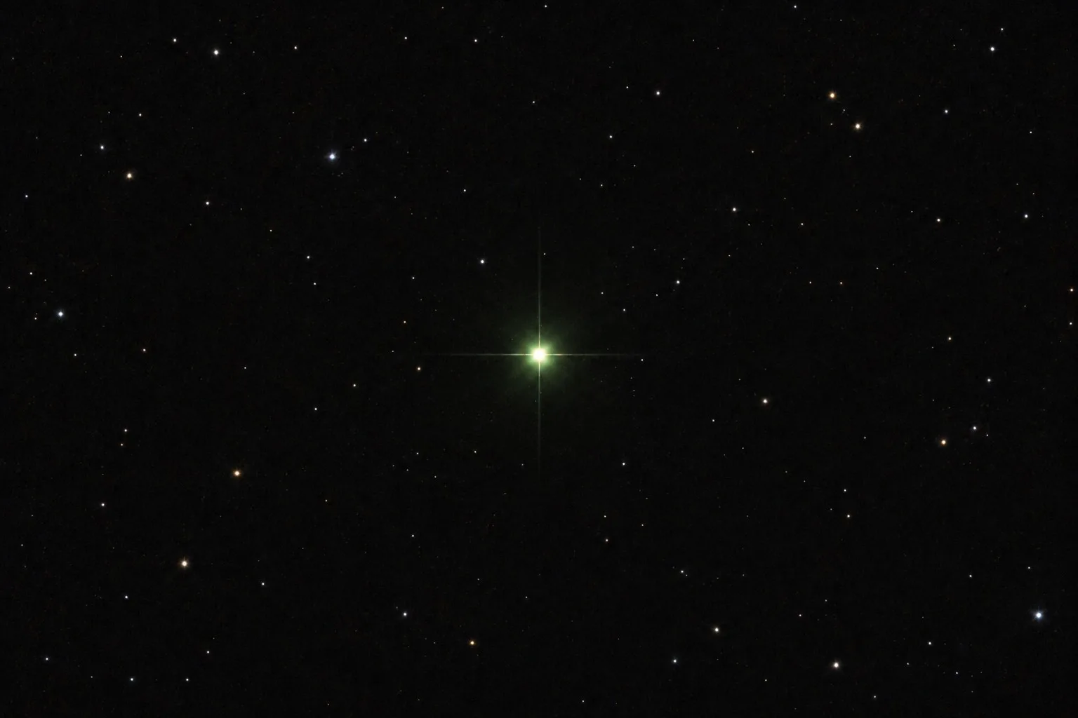 Astrónomos encuentran la primera estrella verde del Universo: está a 280 años luz y su color se debe a restos planetarios.