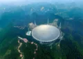 Un equipo de astrónomos identificó una extraña señal de radio de banda en dirección al sistema planetario K2-155, situado a unos 238 años luz de la Tierra mediante FAST, el radiotelescopio esférico de 500 metros ubicado en China.
