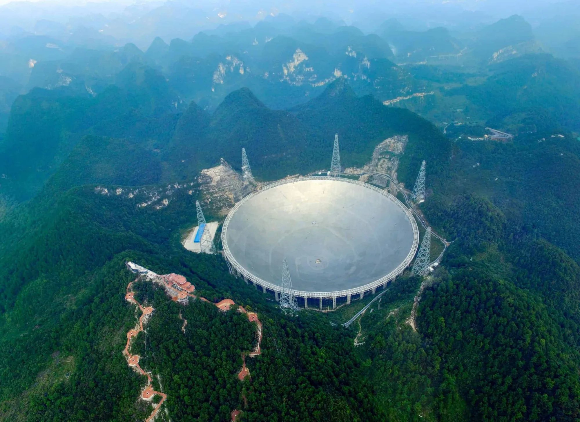 Un equipo de astrónomos identificó una extraña señal de radio de banda en dirección al sistema planetario K2-155, situado a unos 238 años luz de la Tierra mediante FAST, el radiotelescopio esférico de 500 metros ubicado en China.