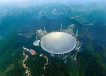 Un equipo de astrónomos identificó una extraña señal de radio de banda en dirección al sistema planetario K2-155, situado a unos 238 años luz de la Tierra mediante FAST, el radiotelescopio esférico de 500 metros ubicado en China.