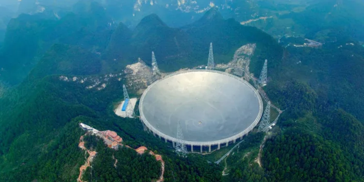 Un equipo de astrónomos identificó una extraña señal de radio de banda en dirección al sistema planetario K2-155, situado a unos 238 años luz de la Tierra mediante FAST, el radiotelescopio esférico de 500 metros ubicado en China.