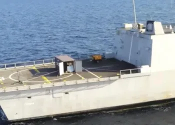 Francia probó un láser antidrones en su portaaviones Charles de Gaulle.