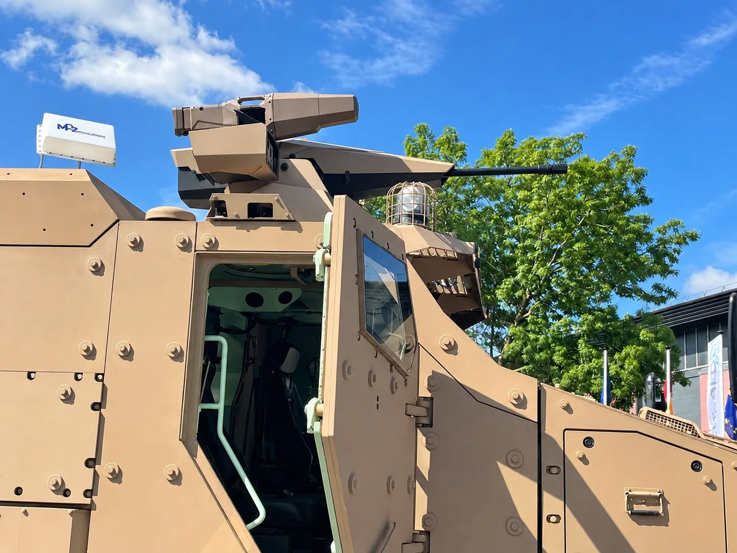 Francia probó el sistema antidrones TARGAS DSP10 con los drones interceptores AXS-μ1 lanzados desde un blindado TITUS 6×6.