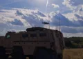 Francia probó un blindado que lanza drones interceptores y utiliza guerra electrónica para neutralizar amenazas aéreas.