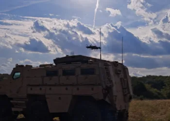 Francia probó un blindado que lanza drones interceptores y utiliza guerra electrónica para neutralizar amenazas aéreas.