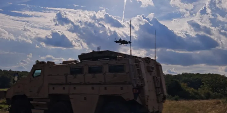 Francia probó un blindado que lanza drones interceptores y utiliza guerra electrónica para neutralizar amenazas aéreas.